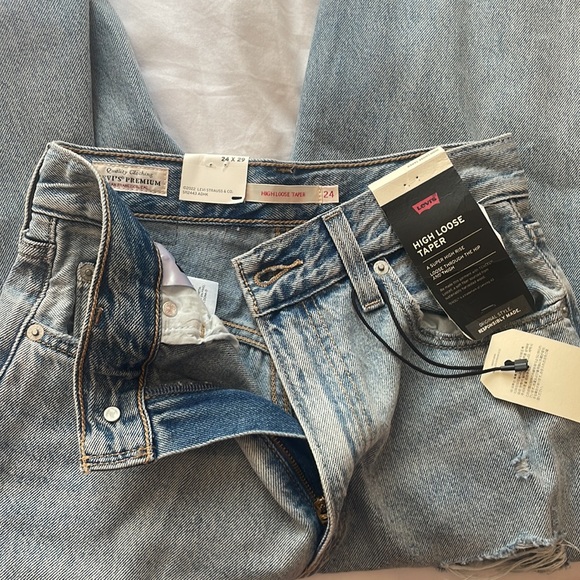 NWT LEVI Jeans - High Rise Loose Taper, light wash - Picture 4 of 6